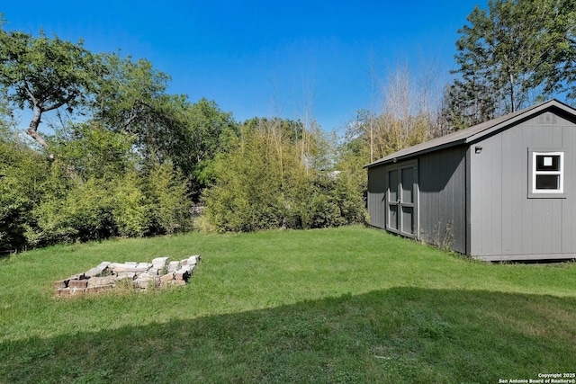 view of yard featuring an outdoor structure