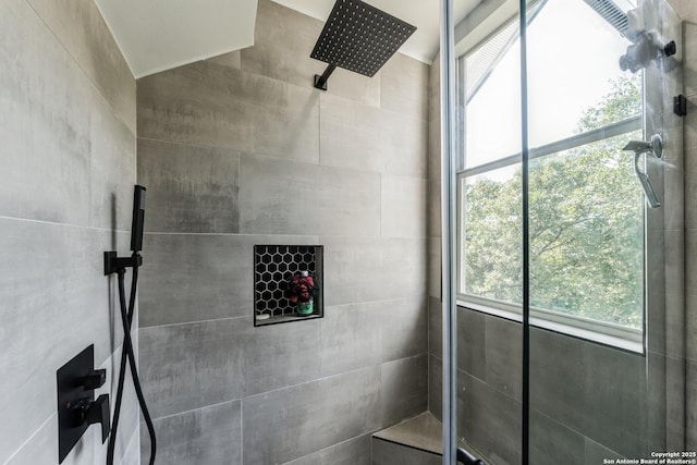 bathroom featuring tiled shower