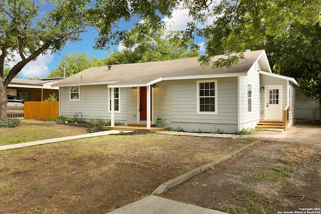 ranch-style house featuring fence and entry steps