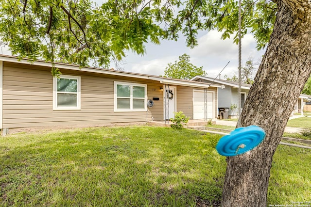 single story home with a front lawn
