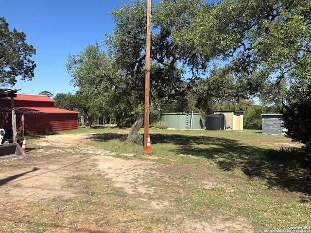 view of yard with an outdoor structure