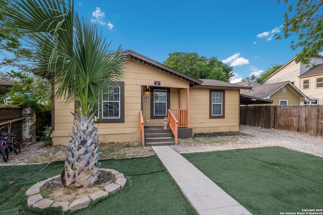 911 Porter St, San Antonio, TX 78210 - bungalow-style house featuring fence and a front yard