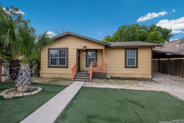 911 Porter St, San Antonio, TX 78210 - view of front facade with a front lawn and fence