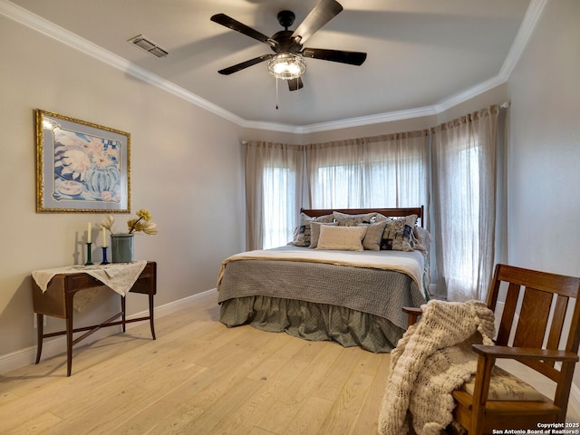 286 Iron Kettle, Universal City, TX 78148 - bedroom with light wood-type flooring, baseboards, visible vents, a ceiling fan, and ornamental molding