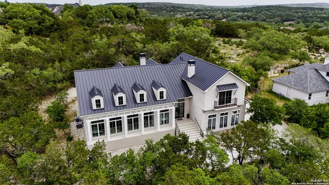 birds eye view of property featuring a wooded view