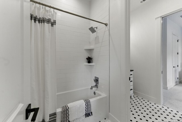 full bathroom with visible vents, baseboards, and shower / bath combination with curtain