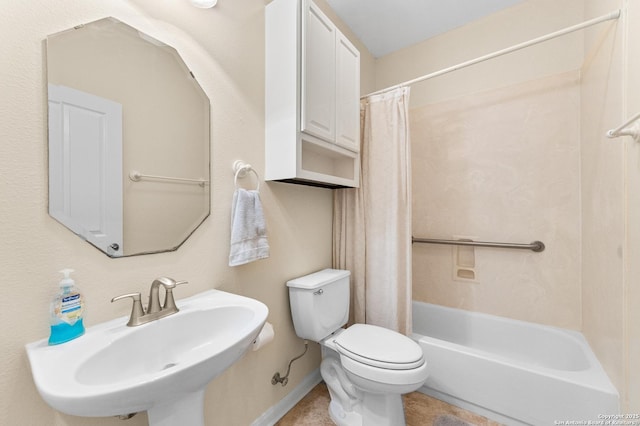 108 County Road 4325, Hondo, TX 78861 - full bath with shower / bath combo with shower curtain, baseboards, a sink, and toilet