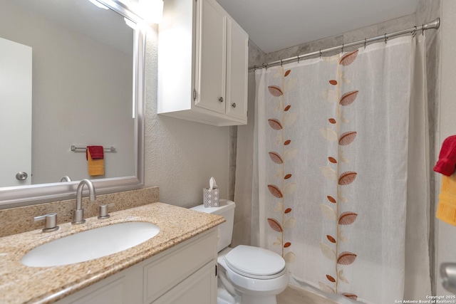 1051 Country Clb Unit 20, Seguin, TX 78155 - bathroom featuring a shower with shower curtain, toilet, and vanity