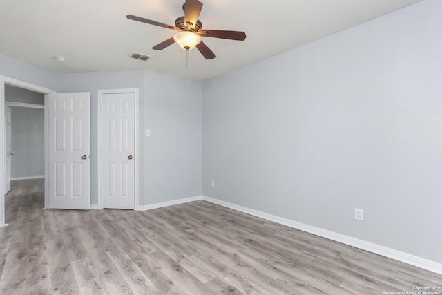 unfurnished bedroom featuring light wood finished floors, visible vents, a closet, baseboards, and ceiling fan