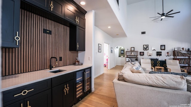 living area with a ceiling fan, light wood finished floors, wet bar, visible vents, and recessed lighting
