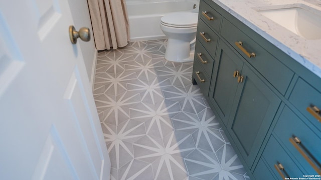 bathroom featuring a shower with shower curtain, toilet, vanity, and a tub