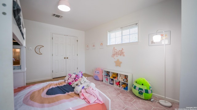bedroom featuring baseboards, visible vents, and a closet