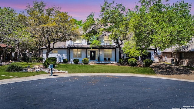view of front of property featuring a lawn and covered porch