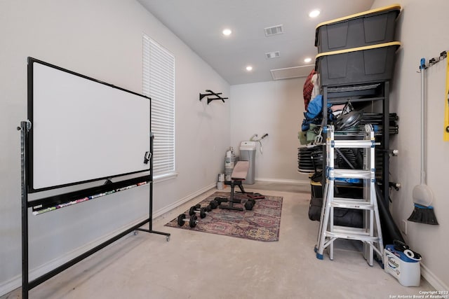 exercise room featuring visible vents, recessed lighting, and baseboards