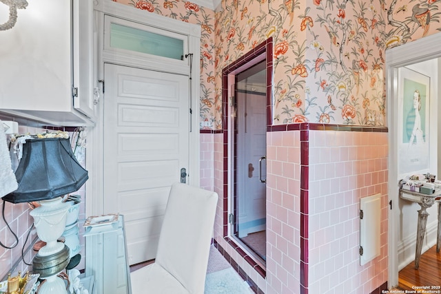 112 King William, San Antonio, TX 78204 - bathroom with a wainscoted wall, wallpapered walls, and tile walls