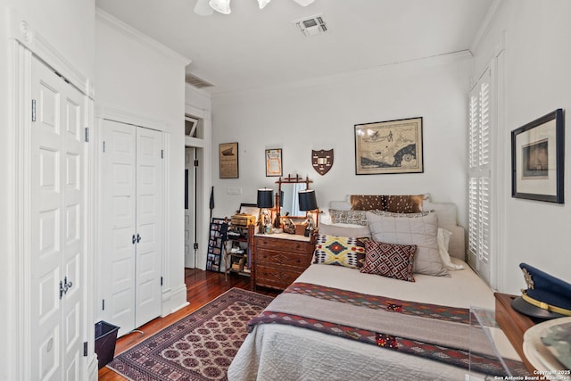 112 King William, San Antonio, TX 78204 - bedroom featuring dark wood finished floors, visible vents, a closet, and crown molding
