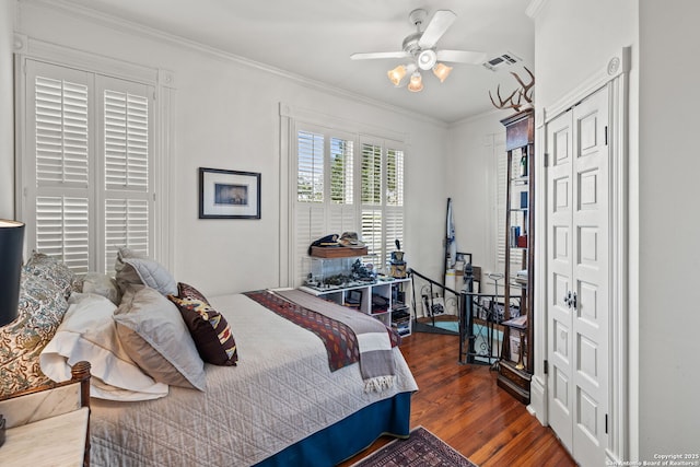 112 King William, San Antonio, TX 78204 - bedroom featuring a closet, ceiling fan, crown molding, visible vents, and wood finished floors