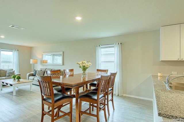dining room featuring recessed lighting, visible vents, baseboards, and light wood-type flooring
