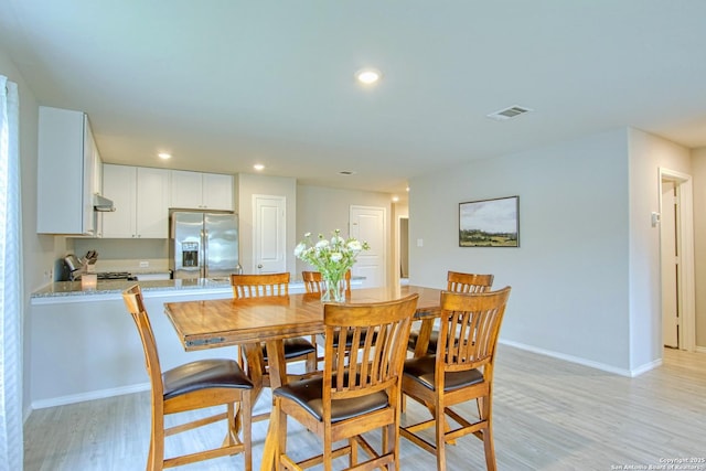 dining room with baseboards, visible vents, light wood-style floors, and recessed lighting