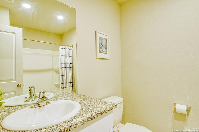 bathroom featuring recessed lighting, a shower with shower curtain, toilet, vanity, and visible vents