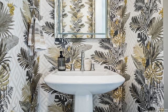 bathroom featuring a sink