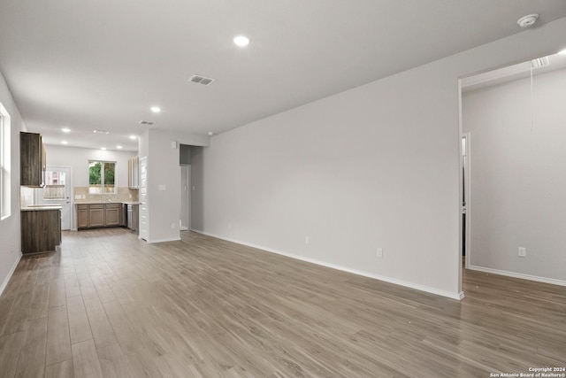 unfurnished living room featuring visible vents, recessed lighting, light wood-style flooring, and baseboards
