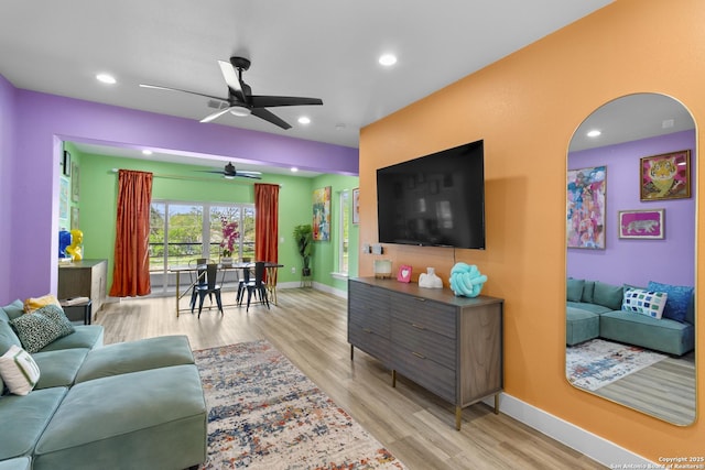 living area featuring baseboards, light wood-type flooring, ceiling fan, and recessed lighting