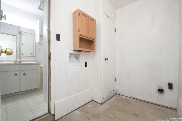 laundry room featuring cabinet space and washer hookup