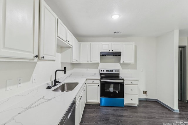 kitchen featuring a sink, appliances with stainless steel finishes, visible vents, under cabinet range hood, and dark wood-type flooring