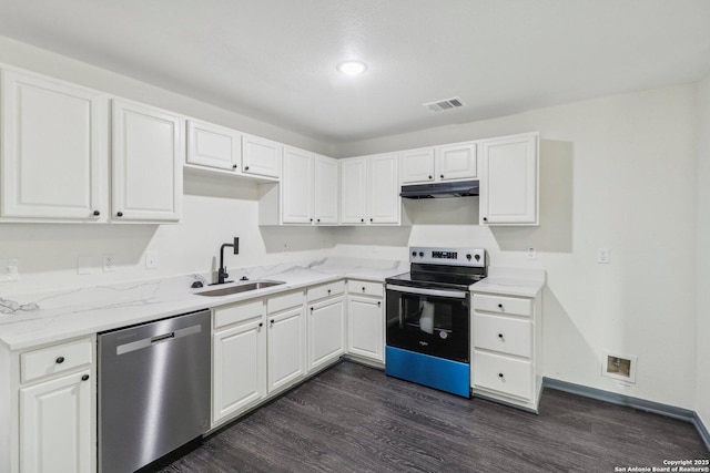 kitchen featuring a sink, under cabinet range hood, dark wood-type flooring, visible vents, and appliances with stainless steel finishes