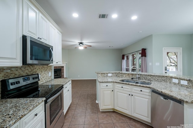 kitchen with decorative backsplash, a sink, appliances with stainless steel finishes, visible vents, and ceiling fan
