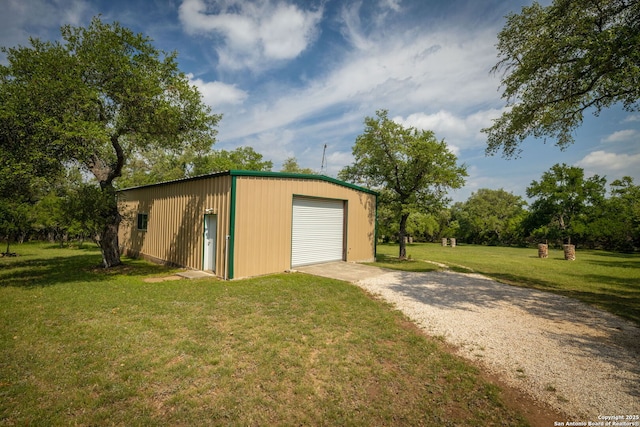 view of outdoor structure featuring an outbuilding and gravel driveway