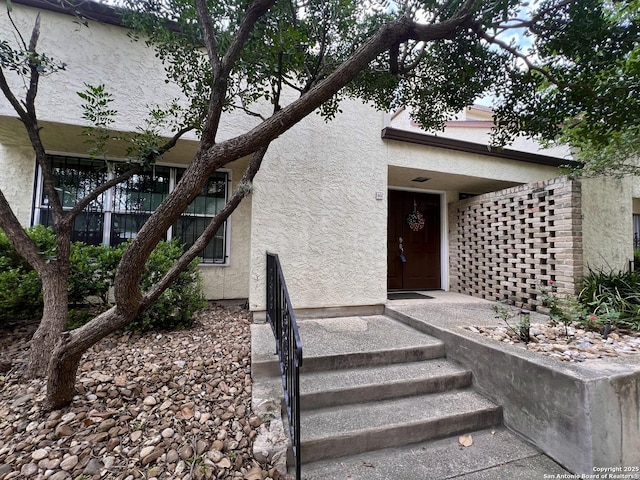 entrance to property with stucco siding