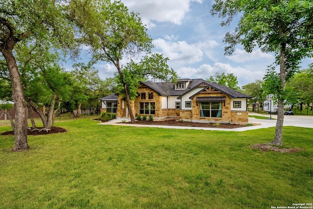 view of front of house featuring a front yard