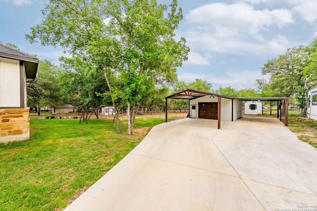 view of yard featuring a detached garage and an outbuilding