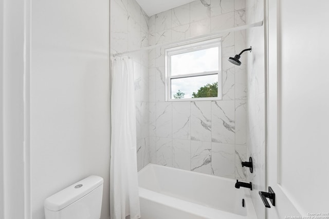 265 Vaquero Dr, Pipe Creek, TX 78063 - bathroom with shower / tub combo with curtain and toilet