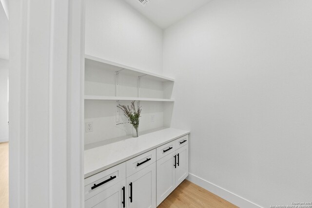 265 Vaquero Dr, Pipe Creek, TX 78063 - bar area featuring baseboards and light wood-style flooring
