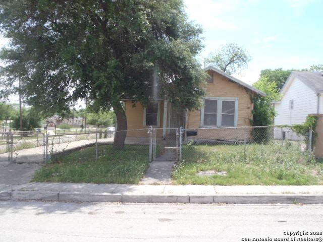 view of front facade with a gate and a fenced front yard