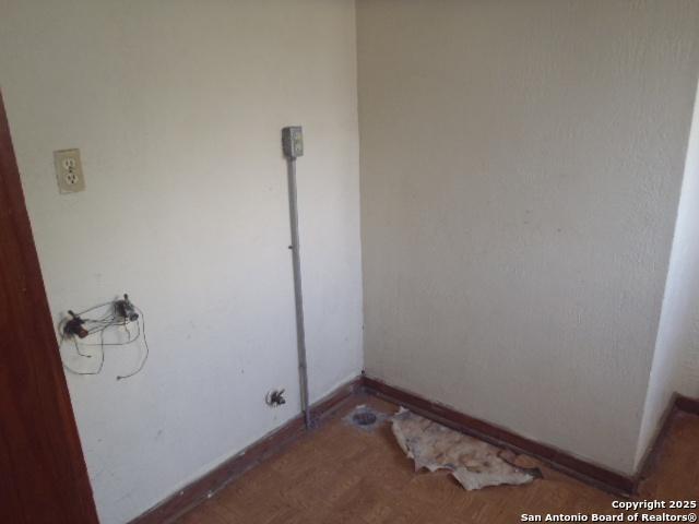 laundry room featuring baseboards