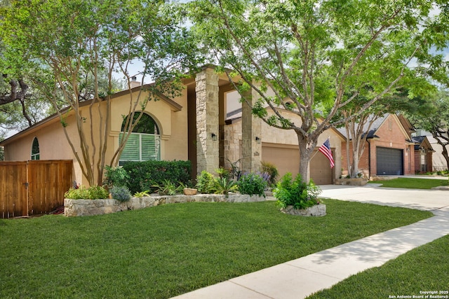 view of front of house featuring fence, stucco siding, driveway, and a front yard