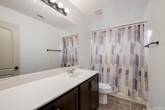 full bathroom featuring visible vents, toilet, a shower with curtain, and vanity