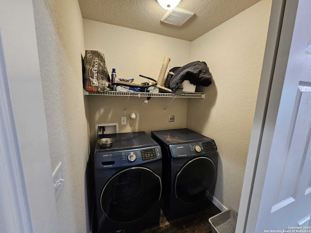943 Patton, San Antonio, TX 78237 - laundry area featuring a textured ceiling, visible vents, a textured wall, and washing machine and dryer