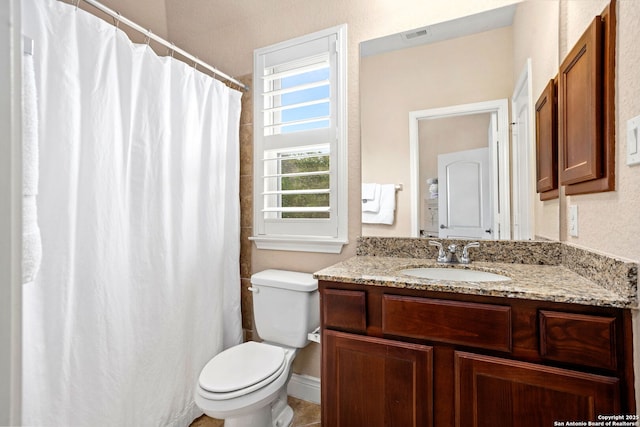 full bathroom featuring vanity, curtained shower, toilet, visible vents, and baseboards