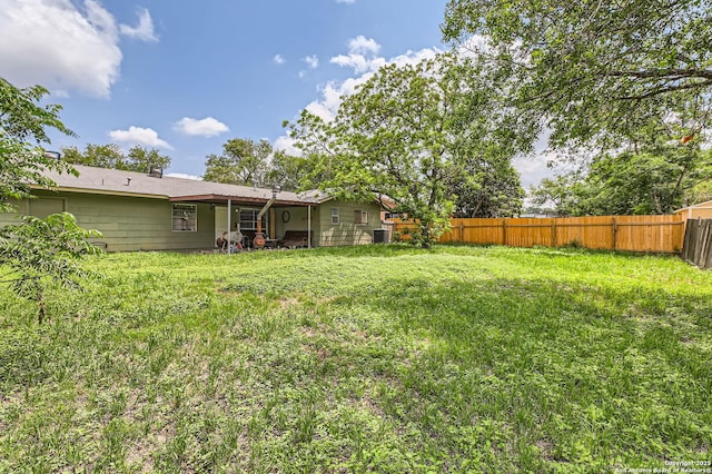 view of yard featuring a fenced backyard