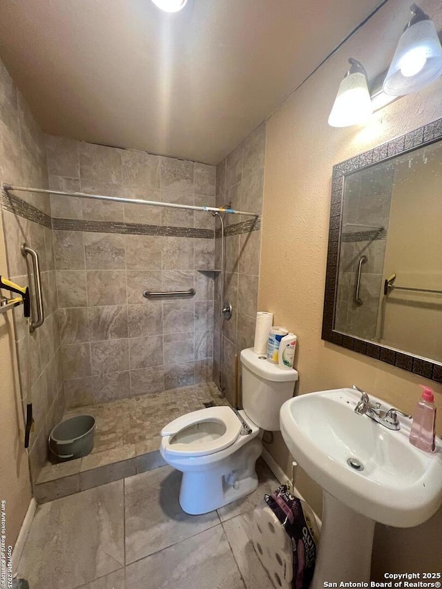 7322 Goya, San Antonio, TX 78239 - full bath featuring baseboards, tiled shower, toilet, and a sink