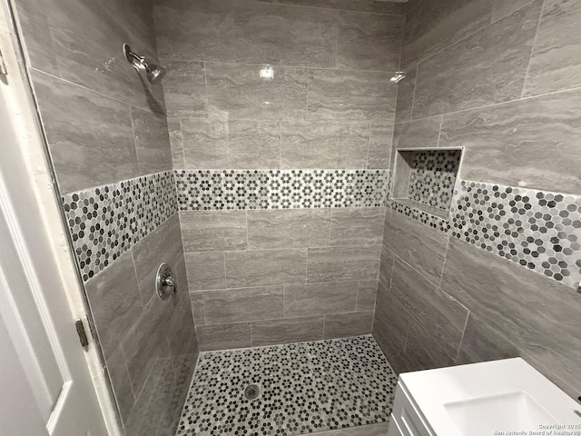 full bathroom featuring tiled shower