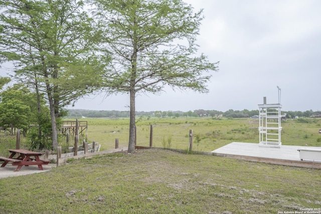 view of yard featuring a rural view