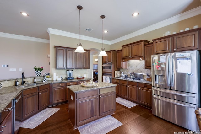 kitchen featuring a sink, crown molding, visible vents, backsplash, and appliances with stainless steel finishes