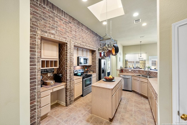 kitchen featuring visible vents, a sink, stainless steel appliances, and tasteful backsplash