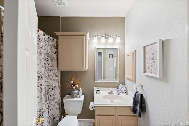 full bath featuring toilet, curtained shower, visible vents, and vanity
